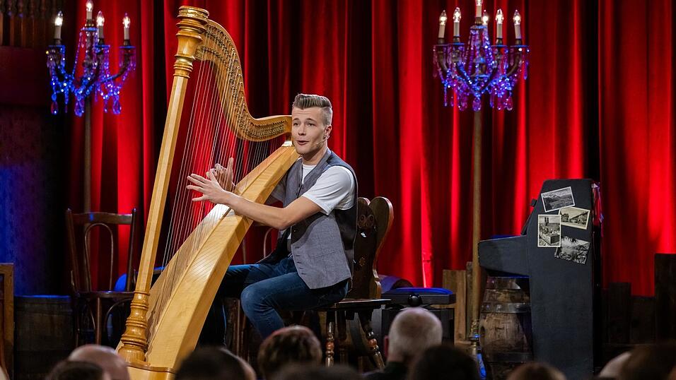 Singend an seiner Harfe ist Tobias Probst in seinem Element. Am Sonntag präsentiert er bei den Brettl-Spitzen zum ersten Mal eigene Lieder. Singend an seiner Harfe ist Tobias Probst in seinem Element. Am Sonntag präsentiert er bei den Brettl-Spitzen zum ersten Mal eigene Lieder.