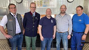 Trafen sich im Sudhaus in Adldorf, als gerade das erste 'Krieger Hell' gebraut wurde: 1. Braumeister Peter Boos (v.l.), Max-Georg Graf von Arco auf Valley, Michael Sturm von der Brauerei Krieger, 2. Braumeister Bernd Mader und der langj&auml;hrige Bierbrauer Alfons Flieger