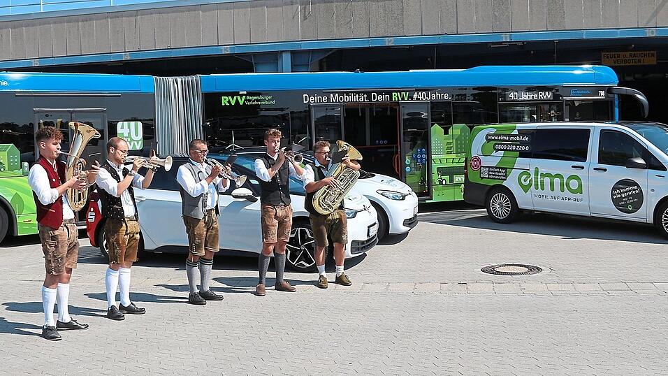 The BlasBrothers spielten im Betriebshof in der Markomannenstraße vor den am Marathon beteiligten RVV-Fahrzeugen auf. The BlasBrothers spielten im Betriebshof in der Markomannenstraße vor den am Marathon beteiligten RVV-Fahrzeugen auf.