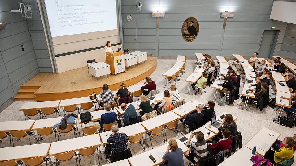 Blick in den Hörsaal: Die Hochschule ist offen für alle, die ein Interesse an Philosophie haben. Blick in den Hörsaal: Die Hochschule ist offen für alle, die ein Interesse an Philosophie haben.