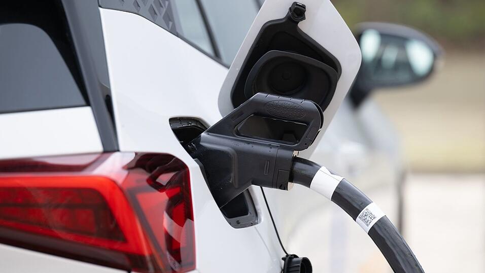 Stromer sind in der Regel teurer in der Anschaffung als Verbrenner - doch der Abstand schrumpft. (Archivbild) Stromer sind in der Regel teurer in der Anschaffung als Verbrenner - doch der Abstand schrumpft. (Archivbild)