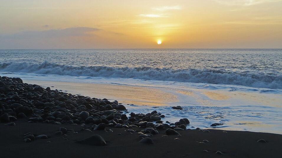 Ein junger Deutscher steht im Verdacht, seine Familie im Urlaub auf Kap Verde umgebracht zu haben.