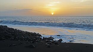 Ein junger Deutscher steht im Verdacht, seine Familie im Urlaub auf Kap Verde umgebracht zu haben.