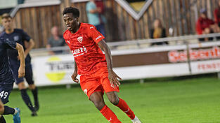 Daniel Muteba bleibt bis 2028 wein Buchbacher.