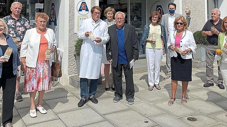 Im Vorjahr waren die Kneipp-Gesundheitswochen im August ein Highlight, sie kamen besonders gut an. Eröffnet wurden sie in der Antonius-Apotheke von (v. l.) Margret Tuchen (2. v. l.), Werner Bargende, Johanna Nothhaft, Anton Fink, Anneliese Hanauer, Gerard Zacher, Elfriede Angerer, Oberbürgermeister Dr. Christian Moser, Antje Kottbusch und Stefan Maidl. Im Vorjahr waren die Kneipp-Gesundheitswochen im August ein Highlight, sie kamen besonders gut an. Eröffnet wurden sie in der Antonius-Apotheke von (v. l.) Margret Tuchen (2. v. l.), Werner Bargende, Johanna Nothhaft, Anton Fink, Anneliese Hanauer, Gerard Zacher, Elfriede Angerer, Oberbürgermeister Dr. Christian Moser, Antje Kottbusch und Stefan Maidl.