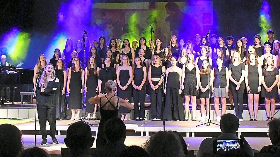 W&auml;hrend der Chor mit Sch&uuml;lern der Klassen 8 bis 12 sang, gab es im Hintergrund einen filmischen Einblick in die schulische Chorarbeit.