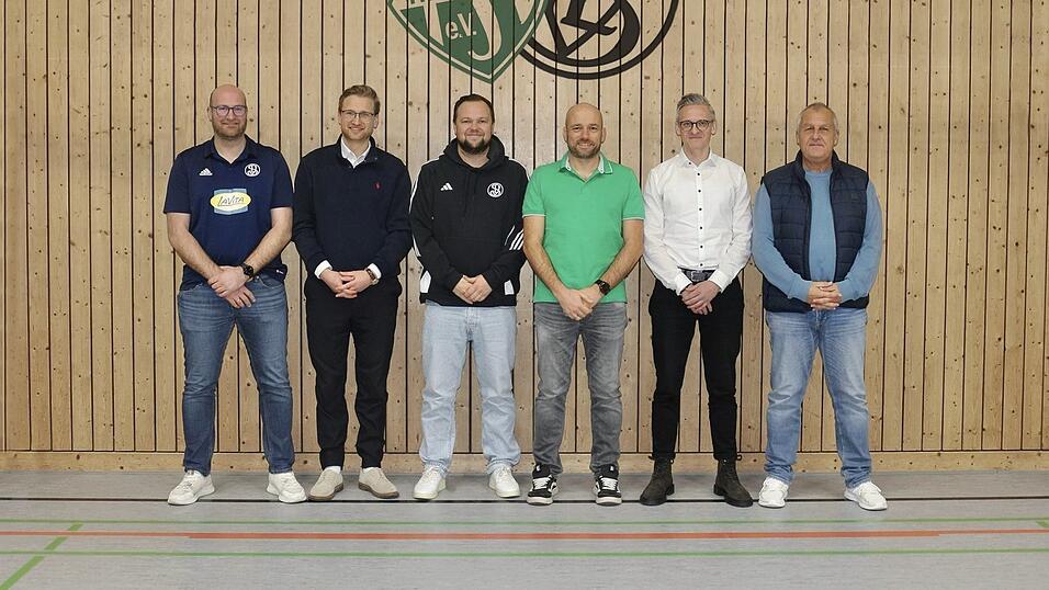 Die Verantwortlichen: (v.l.n.r.) Hanglberger Michael (Perspektivspielerkoordinator SVL), Antony Max (TSV-Manager), Maier Maximilian (SVL-Sportleiter), Danzer Christian (1. Vorsitzender TSV), Neumeier Benedikt (Vorstand Sport SVL) und Kapser Michael (TSV-Sportleiter).