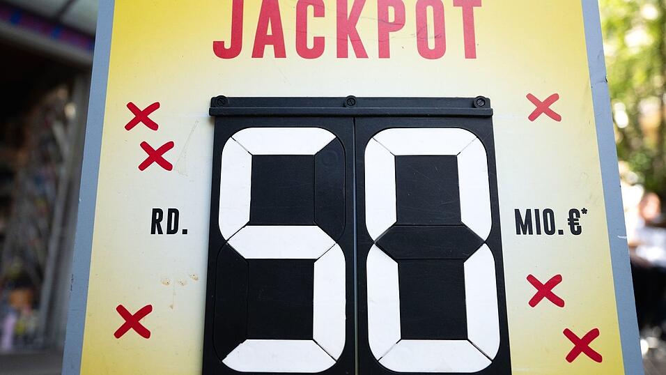 Der Lotto-Jackpot mit der Maximalhöhe von 50 Millionen Euro wurde erneut geknackt. (Archivbild) Der Lotto-Jackpot mit der Maximalhöhe von 50 Millionen Euro wurde erneut geknackt. (Archivbild)