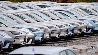 Elektroautos von BYD. Die chinesische Autoindustrie setzt der europäischen Industrie mit ihrer Exportoffensive zu. (Symbolbild) Elektroautos von BYD. Die chinesische Autoindustrie setzt der europäischen Industrie mit ihrer Exportoffensive zu. (Symbolbild)