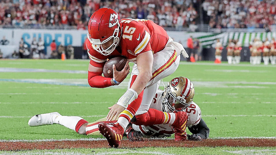 Showtime Mahomes: Patrick Mahomes Quarterback der Kansas City Chiefs, jubelt nach einer gelungenen Aktion gegen Kwon Alexander von den San Francisco 49ers. Showtime Mahomes: Patrick Mahomes Quarterback der Kansas City Chiefs, jubelt nach einer gelungenen Aktion gegen Kwon Alexander von den San Francisco 49ers.