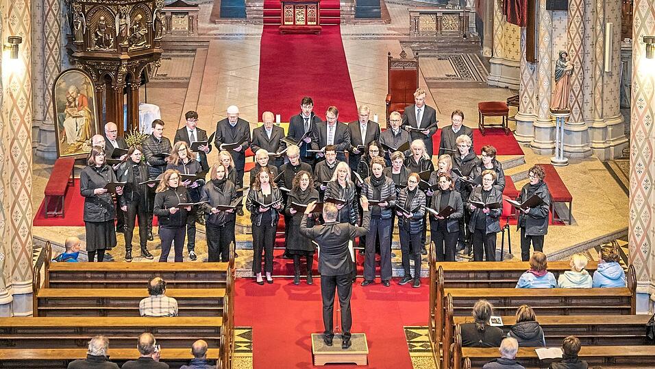 Der Straubinger Kammerchor bei einem Konzert in Prag.