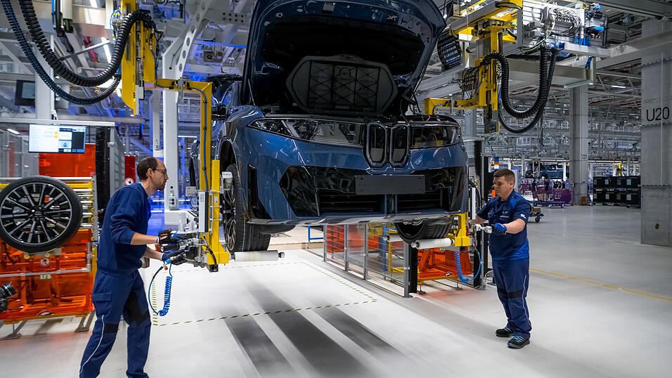 In der Montage finden alle Komponenten zusammen. Am Ende rollt ein fertiger BMW vom Band. In der Montage finden alle Komponenten zusammen. Am Ende rollt ein fertiger BMW vom Band.