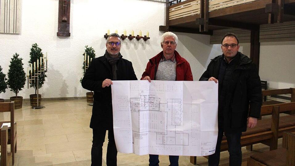 B&uuml;rgermeister Martin Stoiber, Josef Ruhland von der Bautechnik der Stadt und Stadtbaumeister Volker Skibba informieren &uuml;ber die anstehenden Arbeiten in und rund um die Aussegnungshalle des Chamer Friedhofs.