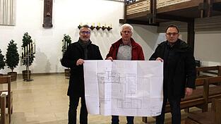 Bürgermeister Martin Stoiber, Josef Ruhland von der Bautechnik der Stadt und Stadtbaumeister Volker Skibba informieren über die anstehenden Arbeiten in und rund um die Aussegnungshalle des Chamer Friedhofs.