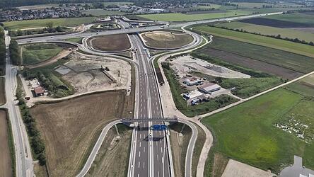 Zwischen der Kreisstra&szlig;e LA7 (l.) und der B 15 neu (Mitte) soll die neue Stra&szlig;enmeisterei entstehen.