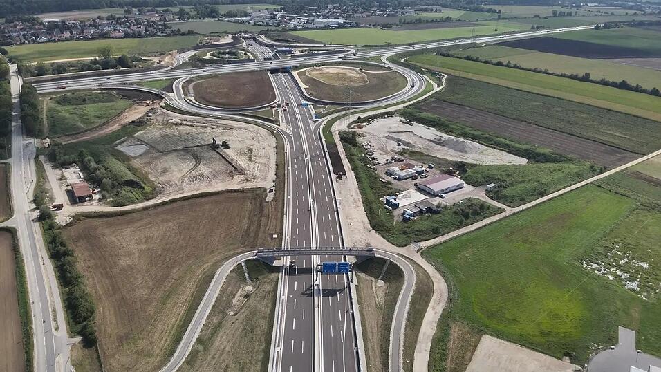 Zwischen der Kreisstraße LA7 (l.) und der B 15 neu (Mitte) soll die neue Straßenmeisterei entstehen. Zwischen der Kreisstraße LA7 (l.) und der B 15 neu (Mitte) soll die neue Straßenmeisterei entstehen.