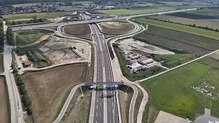 Zwischen der Kreisstra&szlig;e LA7 (l.) und der B 15 neu (Mitte) soll die neue Stra&szlig;enmeisterei entstehen.