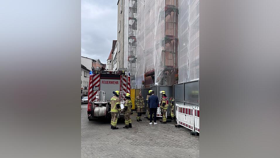 Eine mit Wasser getr&auml;nkte Brandmeldeanlage an der Au&szlig;enfassade hat am Donnerstag f&uuml;r einen Feuerwehreinsatz gesorgt.