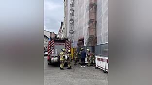 Eine mit Wasser getr&auml;nkte Brandmeldeanlage an der Au&szlig;enfassade hat am Donnerstag f&uuml;r einen Feuerwehreinsatz gesorgt.