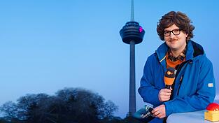 Autor Chris Sommer in seiner Rolle als Reporter Peter-Stefan Thomas vor dem K&ouml;lner Fernsehturm - das &laquo;ZDF Magazin vor Ort: Die Colonius-Sprengung&raquo; kommt am Freitag. (Handoutbild)