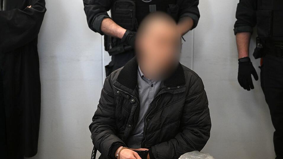 Der verurteilte 37-Jährige sitzt im Verhandlungssaal des Landgerichts Chemnitz. (Archivbild)