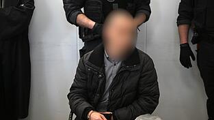 Der verurteilte 37-Jährige sitzt im Verhandlungssaal des Landgerichts Chemnitz. (Archivbild)