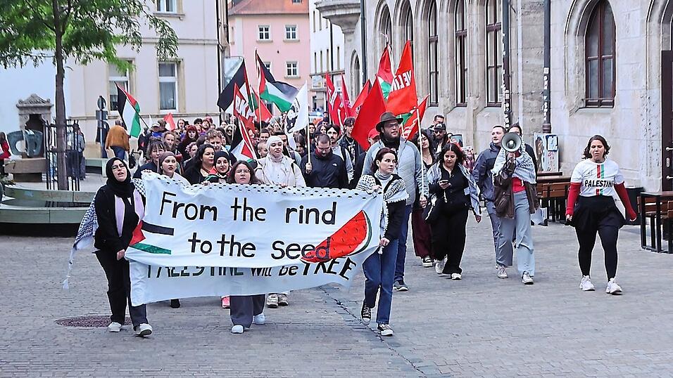 Mit Fahnen und Transparenten zogen die Demonstrierenden von der Maxstraße über den Haidplatz zum Marc-Aurel-Ufer. Mit Fahnen und Transparenten zogen die Demonstrierenden von der Maxstraße über den Haidplatz zum Marc-Aurel-Ufer.
