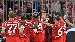 Viel zu jubeln hatten die Meisterspieler des FC Bayern um Harry Kane (M) im Saison-Eröffnungsspiel.