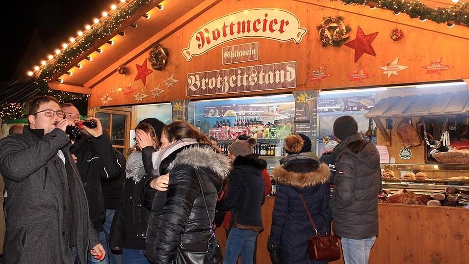 Der Christkindlmarkt und die Weihnachtspyramide geh&ouml;ren in der Adventszeit zu den beliebtesten Treffpunkten in Landshut.