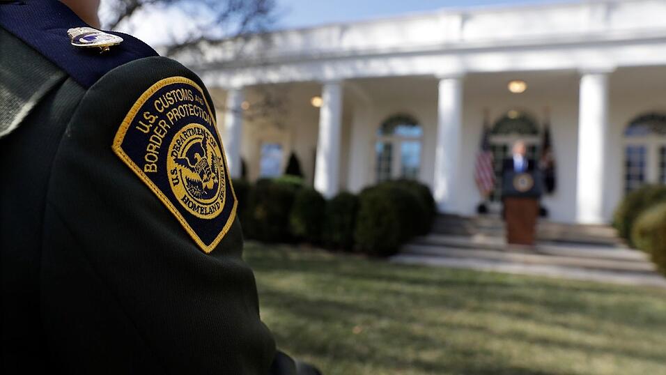 Nach dem ungekl&auml;rten Tod eines Migranten in Buffalo sieht sich das Heimatschutzministerium erneuter Kritik ausgesetzt.