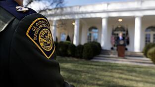 Nach dem ungekl&auml;rten Tod eines Migranten in Buffalo sieht sich das Heimatschutzministerium erneuter Kritik ausgesetzt.