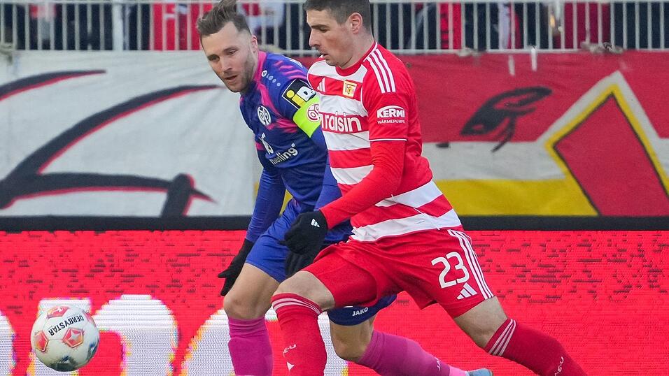 Silvan Widmer (l.) und Andrej Ilic (r.) kämpfen um den Ball. Silvan Widmer (l.) und Andrej Ilic (r.) kämpfen um den Ball.