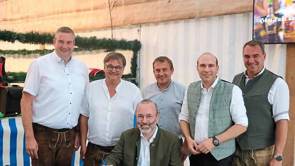 Nach der Rede im Festzelt trug sich Manfred Weber ins Goldene Buch der Stadt Rottenburg ein. Mit dabei (v. l.) zweiter B&uuml;rgermeister Georg Haindl, B&uuml;rgermeister Laurentius Seidl, CSU-Vorsitzender Martin Giftthaler, MdB Florian O&szlig;ner und Landrat Alfred Holzner.