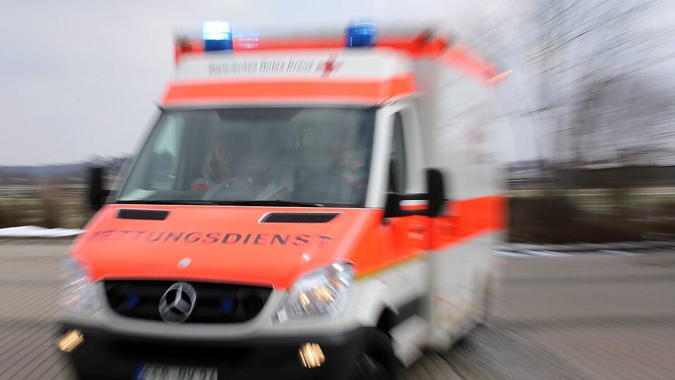 Drei Verletzte wurden in ein Krankenhaus gebracht. (Symbolbild) Drei Verletzte wurden in ein Krankenhaus gebracht. (Symbolbild)