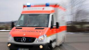 Drei Verletzte wurden in ein Krankenhaus gebracht. (Symbolbild) Drei Verletzte wurden in ein Krankenhaus gebracht. (Symbolbild)