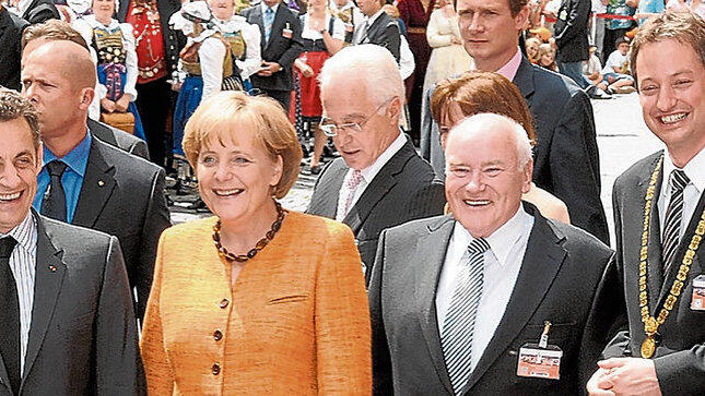 Geschichtstr&auml;chtig: Ernst Hinsken (5.v.l) mit (v.l) Fran&ccedil;ois Fillon (franz&ouml;sischer Ex-Premier), G&uuml;nther Beckstein (fr&uuml;herer bayerischer Ministerpr&auml;sident), Nicolas Sarkozy (fr&uuml;herer franz&ouml;sischer Pr&auml;sident), Angela Merkel (Bundeskanzlerin), Markus Pannermayr (Oberb&uuml;rgermeister von Straubing), Alfred Reisinger (fr&uuml;herer Landrat von Straubing-Bogen) und Dr. Hermann Balle (Seniorverleger der Mediengruppe Straubinger Tagblatt/Landshuter Zeitung) 2008 in Straubing.