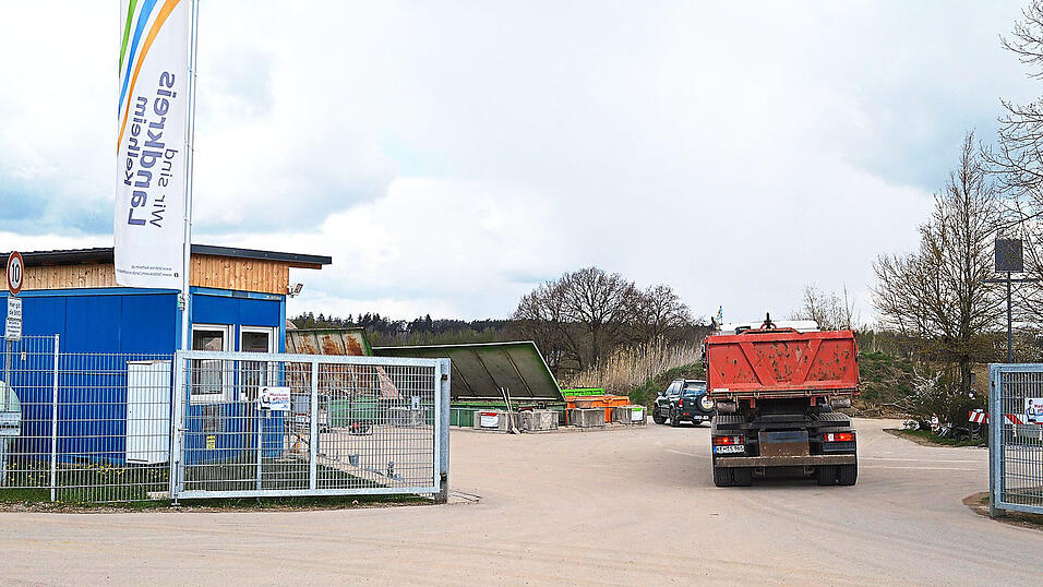 Reger Betrieb herrscht in der Deponie Haunsbach - nicht umsonst ist auf Höhe der Einfahrt auf Tempo 60 beschränkt. Reger Betrieb herrscht in der Deponie Haunsbach - nicht umsonst ist auf Höhe der Einfahrt auf Tempo 60 beschränkt.