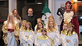 Christkind Nina Herrnberger (links), die Engel und der heilige Nikolaus freuen sich gemeinsam mit Lisa Sittenauer und B&uuml;rgermeister Martin Stoiber auf eine sch&ouml;ne Weihnachtszeit.