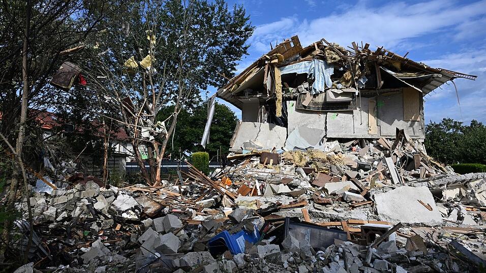 Die Trümmer des bei einer Explosion zerstörten Reiheneckhauses in Memmingen. Nach Angaben der Polizei verdichten sich die Hinweise, dass die Gasversorgung des Gebäudes Ursache der Explosion war. (Archivbild)