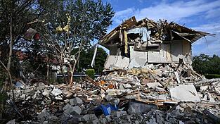Die Trümmer des bei einer Explosion zerstörten Reiheneckhauses in Memmingen. Nach Angaben der Polizei verdichten sich die Hinweise, dass die Gasversorgung des Gebäudes Ursache der Explosion war. (Archivbild)