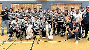 So sehen Vizemeister aus: Die U 19 des IHC Atting feiert zum Saisonabschluss einen nicht unbedingt erwarteten zweiten Platz bei den deutschen Inline-Skaterhockey-Meisterschaften. So sehen Vizemeister aus: Die U 19 des IHC Atting feiert zum Saisonabschluss einen nicht unbedingt erwarteten zweiten Platz bei den deutschen Inline-Skaterhockey-Meisterschaften.