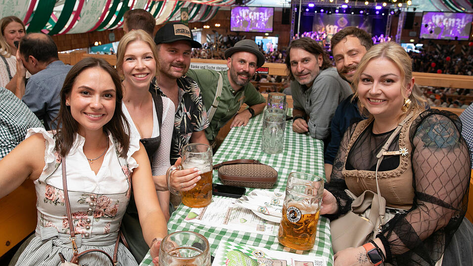 Echte Blasmusikfans lie&szlig;en sich den Montagabend im Festzelt Weckmann nicht entgehen.