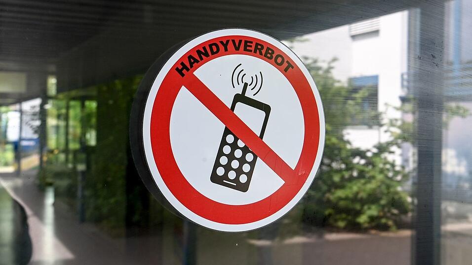 Der Philologenverband fordert bundesweit verbindliche Regeln für private Smartphones während der Schulzeit. (Symbolbild) Der Philologenverband fordert bundesweit verbindliche Regeln für private Smartphones während der Schulzeit. (Symbolbild)