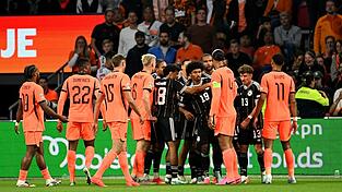 Die deutschen Spieler bejubelten ihr F&uuml;hrungstor, die Holl&auml;nder beschwerten sich.