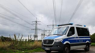 Polizeifahrzeuge stehen in der Nähe des RWE-Kraftwerkes Eschweiler an einem Umspannwerk. Anfang September war es vermehrt zu hybriden Angriffen auf die Strominfrastruktur gekommen. Polizeifahrzeuge stehen in der Nähe des RWE-Kraftwerkes Eschweiler an einem Umspannwerk. Anfang September war es vermehrt zu hybriden Angriffen auf die Strominfrastruktur gekommen.