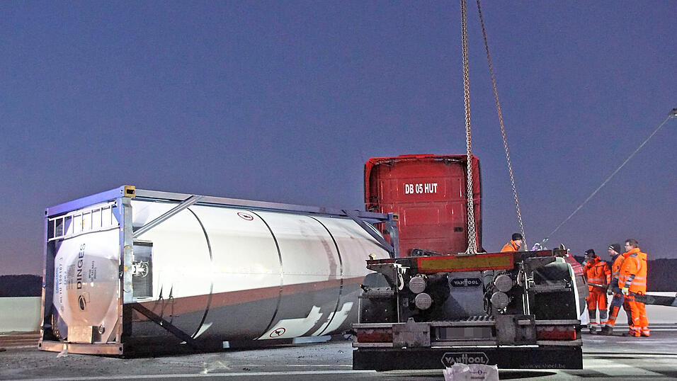 Schritt für Schritt ging die Bergung vonstatten. Der Lastwagen war kurz nach der Anschlussstelle Rosenhof in Fahrtrichtung Straubing ins Schleudern geraten.