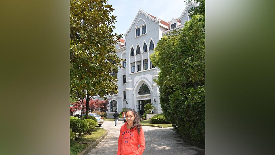 Von einer deutschen Schule in ein M&auml;dchengymnasium in Shanghai: Stefanie Maier fiel neben den Schuluniformen nicht nur wegen ihrer normalen Kleidung auf. Die chinesischen M&auml;dchen wollten unbedingt mehr &uuml;ber Deutschland wissen. In der Mittagspause gab Stefanie deshalb sogar etwas Deutschunterricht.