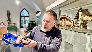 So unterschiedlich können Krippen sein. Johann Dendorfer zeigt eine gebastelte in einer Eierschale, dahinter wahre Meisterwerke. Diese Bandbreite gibt es ab heute im Georgs-Saal zu bestaunen. So unterschiedlich können Krippen sein. Johann Dendorfer zeigt eine gebastelte in einer Eierschale, dahinter wahre Meisterwerke. Diese Bandbreite gibt es ab heute im Georgs-Saal zu bestaunen.