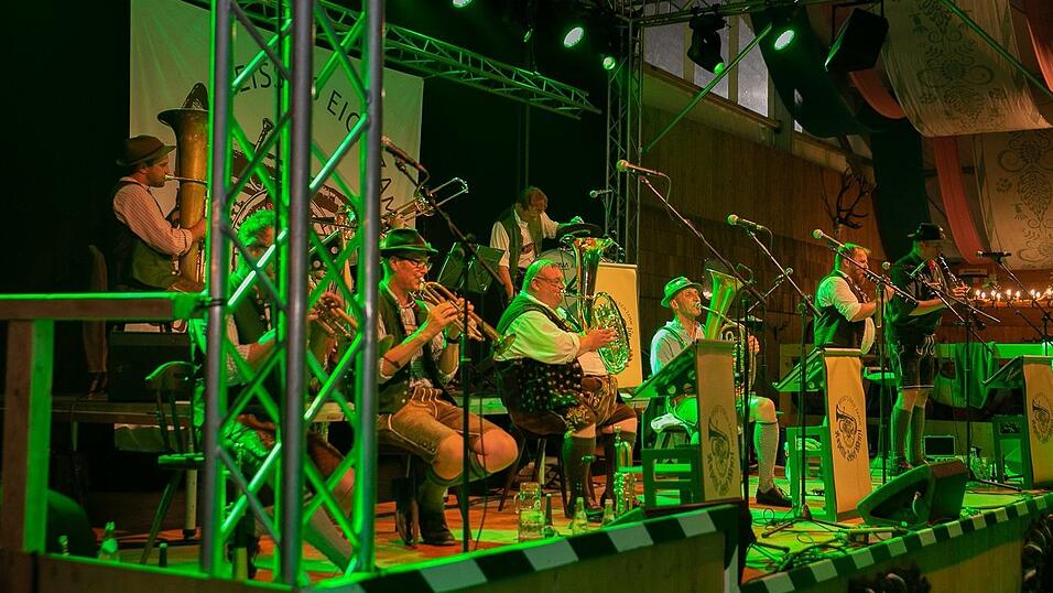 Am Dienstag spielte der Menzl im Festzelt Weckmann auf. Diese Blasmusikfreunde waren mit dabei.