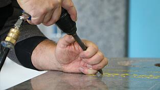 Im Steinmetzberuf geht es um Präzision. Insgesamt arbeiten rund 11.000 Menschen in etwa 5100 Unternehmen deutschlandweit in der Branche.